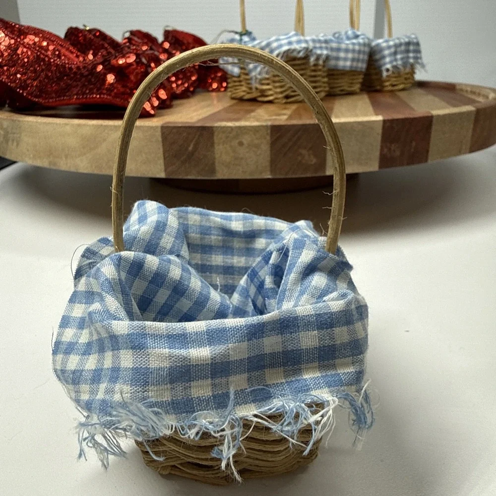 Wizard Of Oz (5) Wicker/Gingham Baskets & (8) Sequined Ruby Slippers Ornaments - Picture 7 of 12